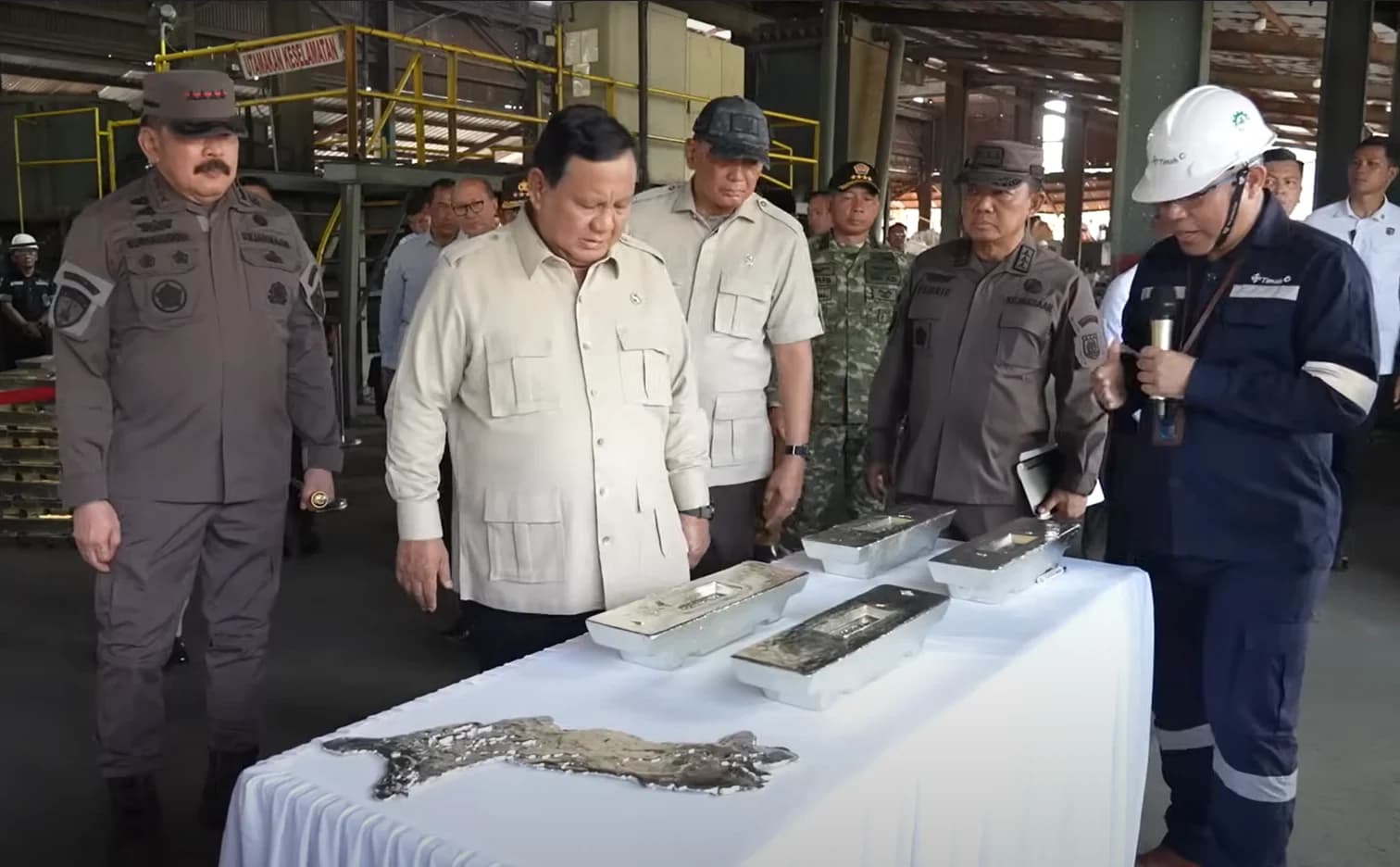 Presiden Prabowo menyaksikan penyerahan aset rampasan negara dari tambang ilegal ke PT Timah Tbk.