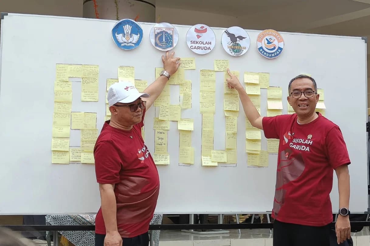 Mendikdasmesn Abdul Mu'ti dan Mendiktisaintek Brain Yuliarto menulis pesan untuk SMAN Unggulan MH Thamrin