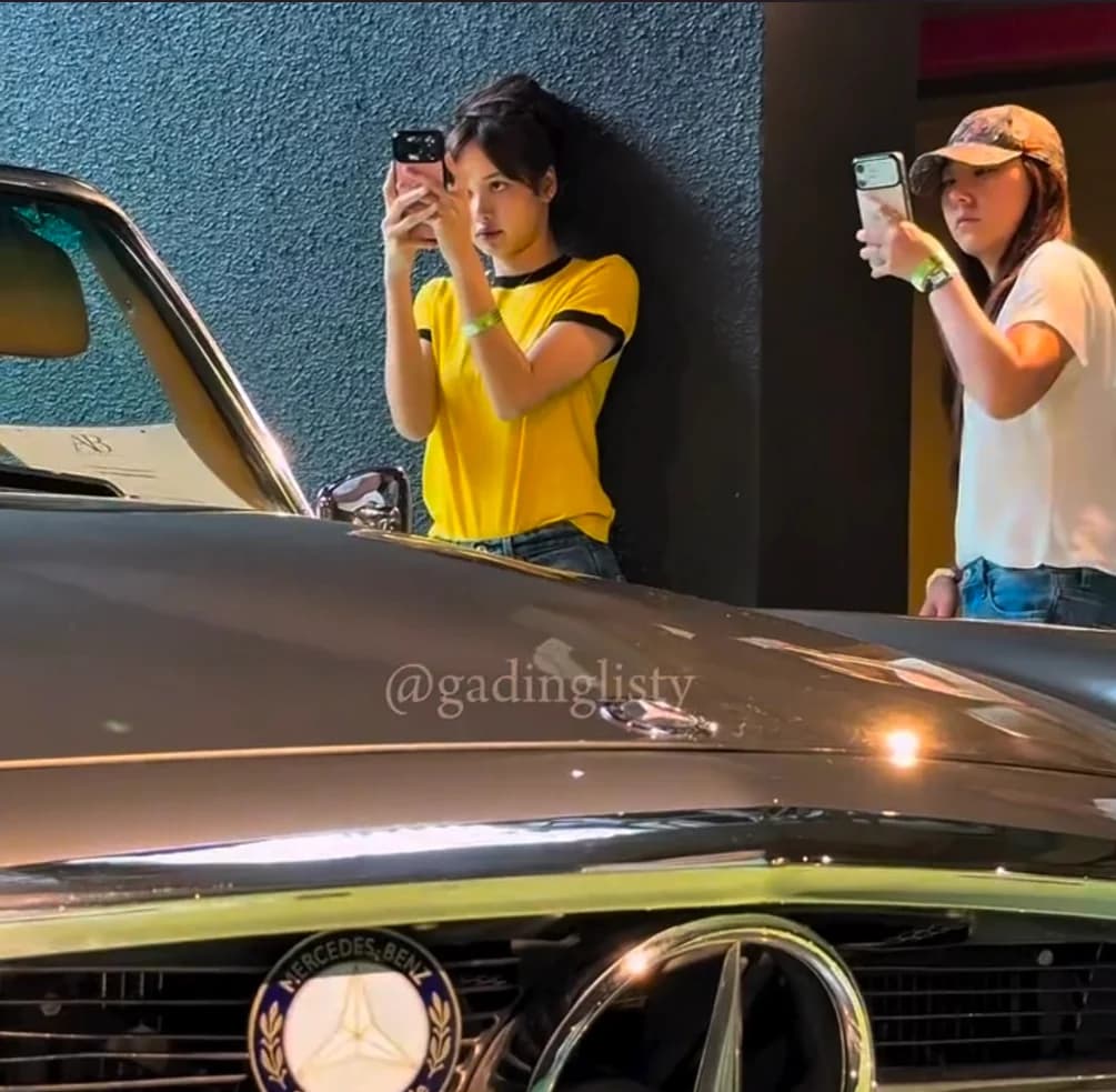 Heboh Lisa BLACKPINK Blusukan ke Museum Mobil Klasik Jakarta Tanpa Pengawalan
