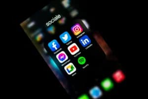 Unggah Video Kebakaran Hutan Malah Dibatasi? Amnesty Desak Komdigi Buka Suara!