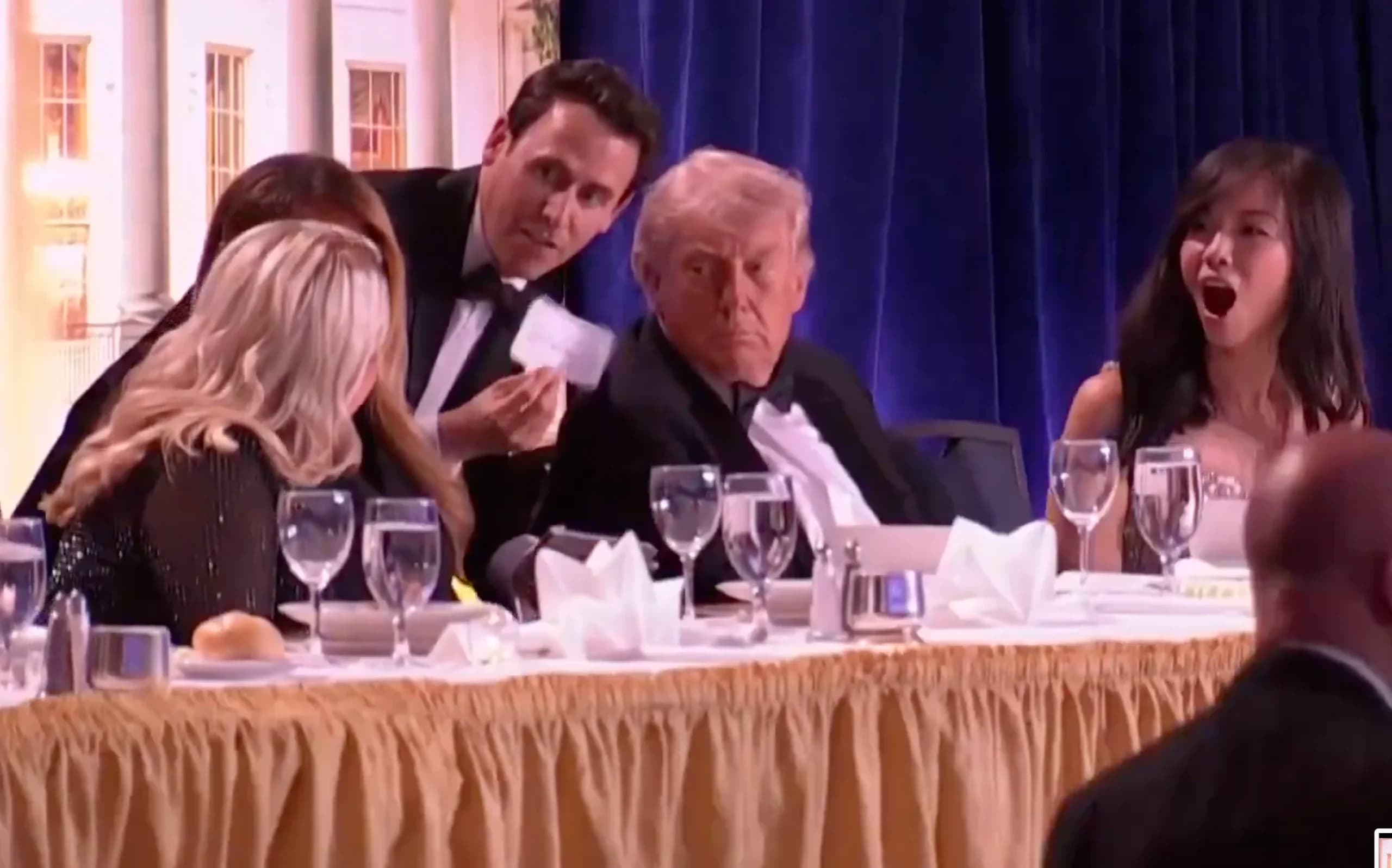 Detik-detik Trump ada di jamuan bersama media di White House saat penembakan. (Sumber: X/@nicksortor)