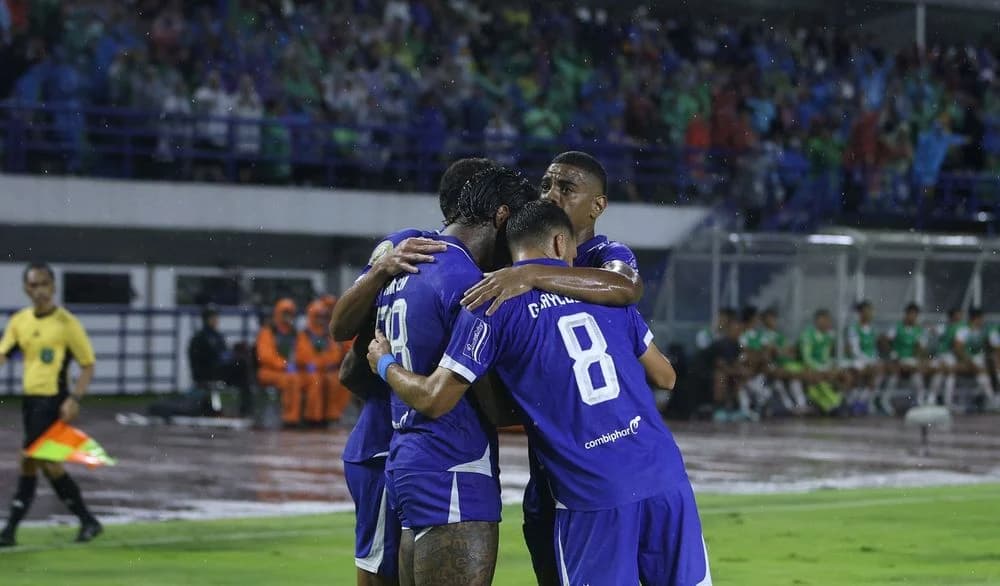 Selebrasi pemain Persib Bandung usai mencetak gol