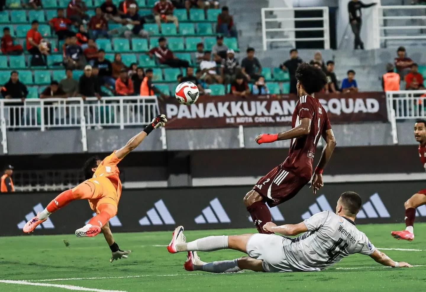 Pertandingan antara Madura United melawan PSM Makassar di putaran pertama BRI Super League 2025/2026