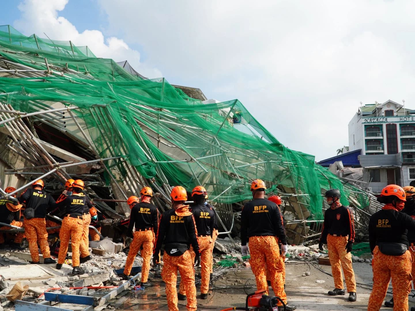 Gedung 9 Lantai di Filipina Ambruk