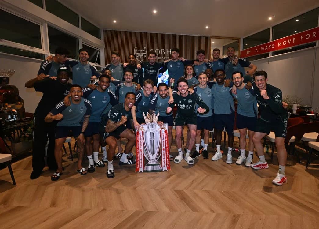 Skuad Arsenal merayakan gelar juara Liga Inggris 2025/2026