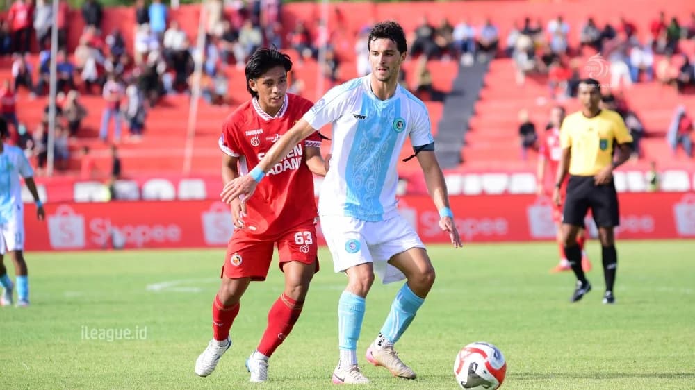 Pertandingan antara Semen Padang vs PSBS Biak di putaran pertama BRI Super League 2025/2026