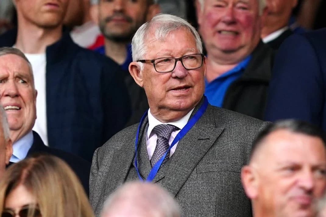 Mantan pelatih Manchester United, Sir Alex Ferguson dilarikan ke rumah sakit sebelum laga Man United melawan Liverpool