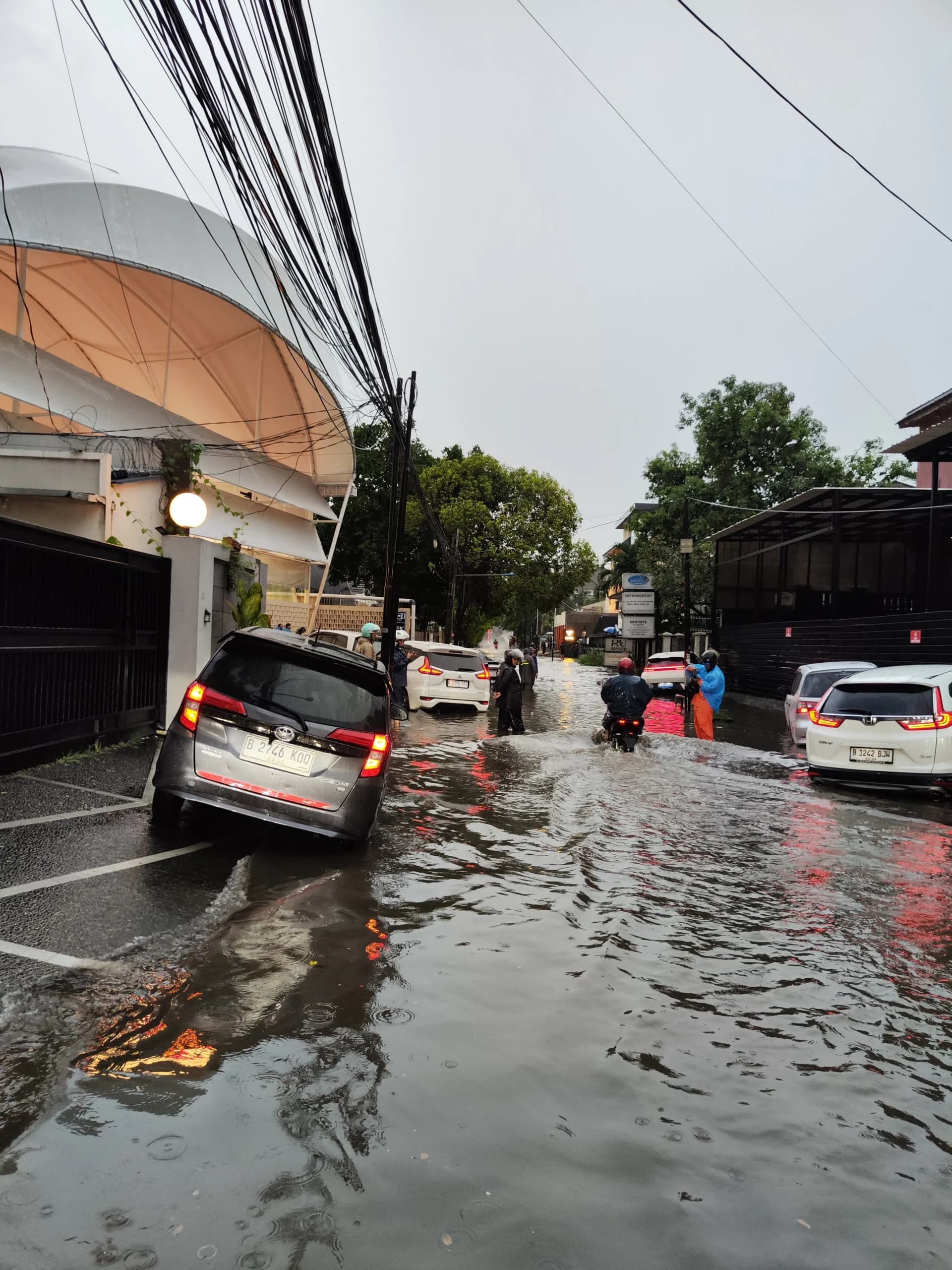 Banjir di kawasan Dharmawangsa X menuju Fatmawati, Jakarta Selatan.