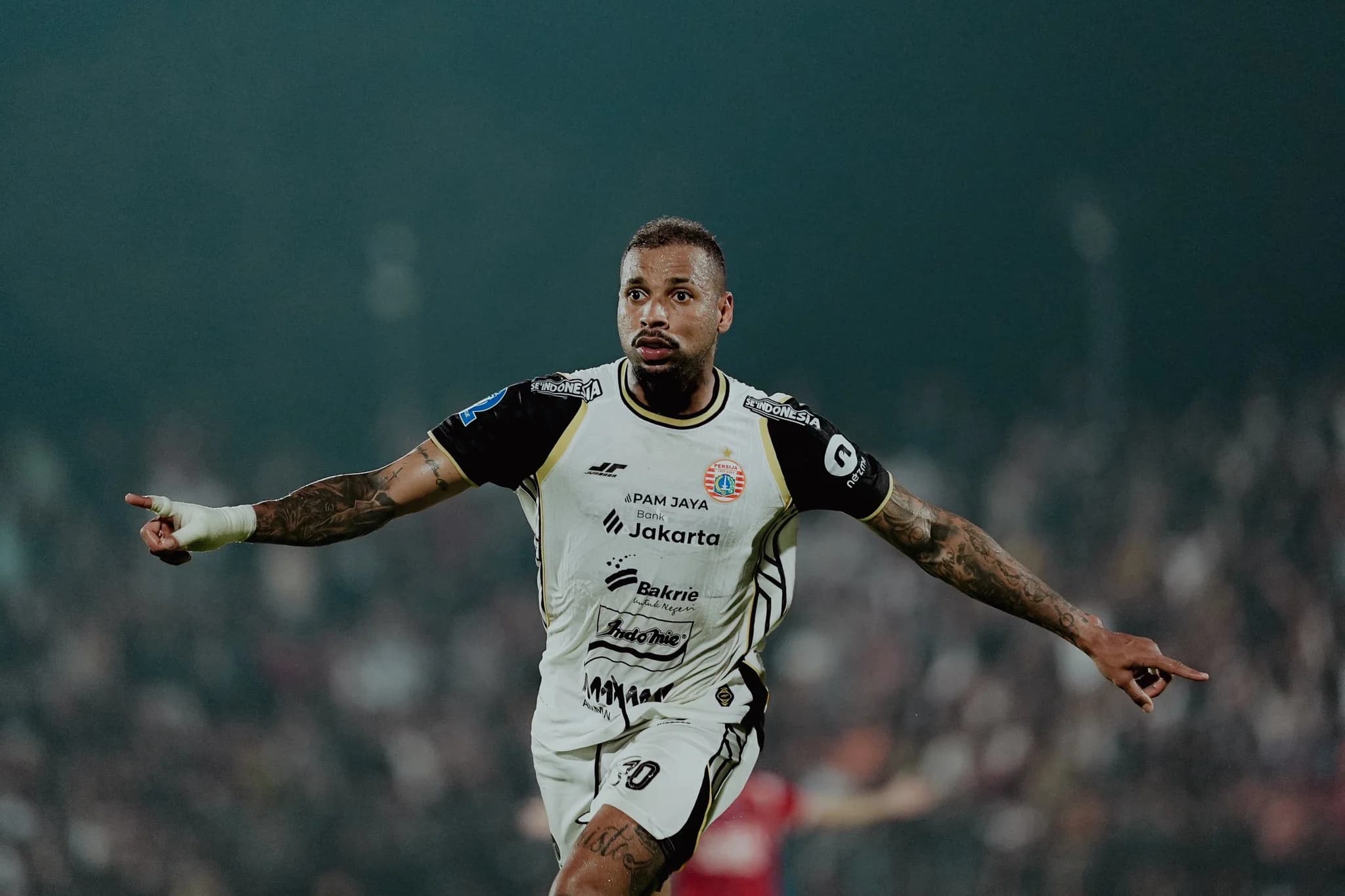 Selebrasi penyerang Persija, Gustavo Almeida usai mencetak gol penting melawan Persijap Jepara di Stadion Gelora Bumi Kartini, Jepara, Senin 4 Mei 2026