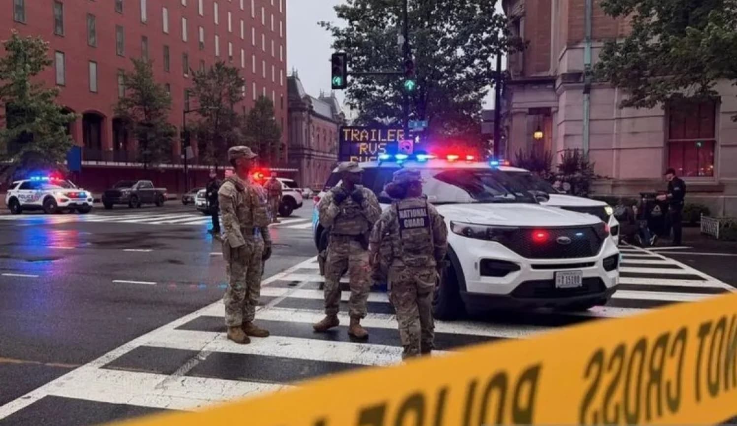 Beberapa kendaraan polisi dan personel keamanan bersenjata dikerahkan di dekat Gedung Putih setelah terjadi baku tembak di Washington, DC, Amerika Serikat pada 23 Mei 2026. Setidaknya dua orang, termasuk tersangka, tertembak di dekat Gedung Putih setelah baku tembak terjadi pada hari Sabtu, kata para pejabat, menurut laporan media. (ANTARA/Anadolu Agnecy)
