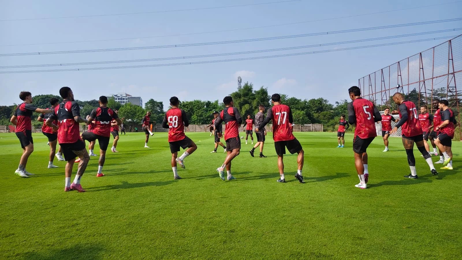 Persija melakukan latihan jelang lawan Persib di Persija Training Ground, Sawangan, Kamis 7 Mei 2026