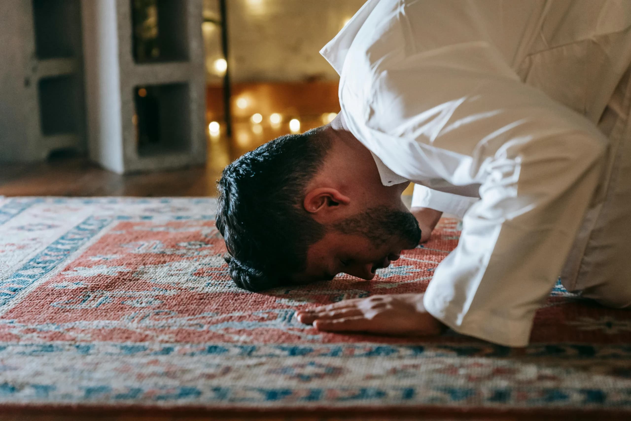 Ilustrasi melaksanakan salat Hajat