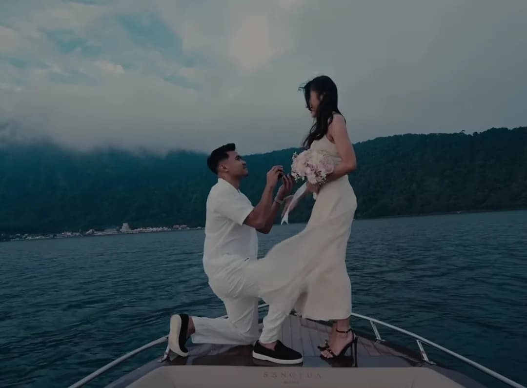 Manis! Momen Asnawi Mangkualam Lamar Yuriska Patricia di Bali