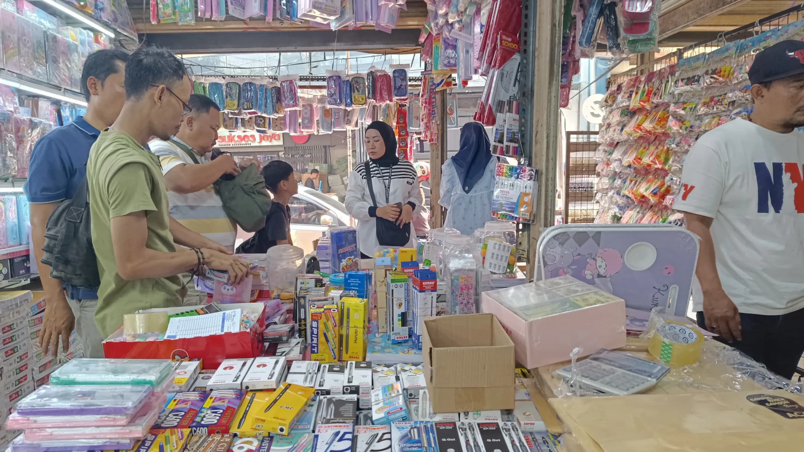 Suasana toko alat tulis di Pasar Asemka dipenuhi pembeli yang berburu kebutuhan sekolah