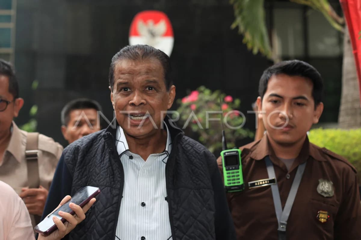 Pemilik biro perjalanan Haji Maktour, Fuad Hasan Masyhur (kiri), menjawab pertanyaan wartawan saat pemeriksaan di Gedung Merah Putih KPK, Jakarta, Kamis (28/8/2025).