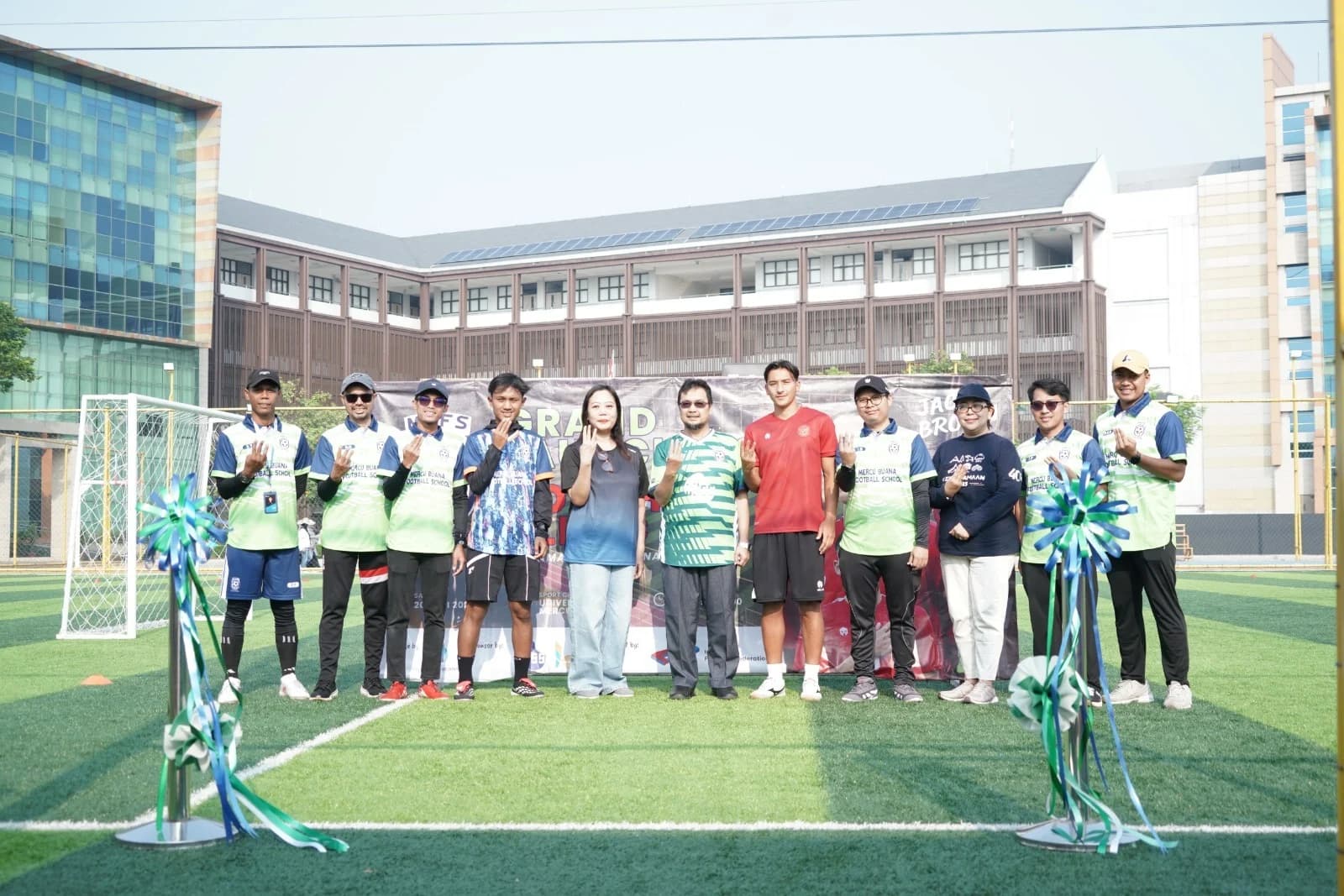 Mantan pemain Timnas Indonesia U-19 Jack Brown memberika stimulus kepada pemain muda saat pembukaan MBFS di Universitas Mercu Buana. (Sumber: Dok. Mercu Buana)