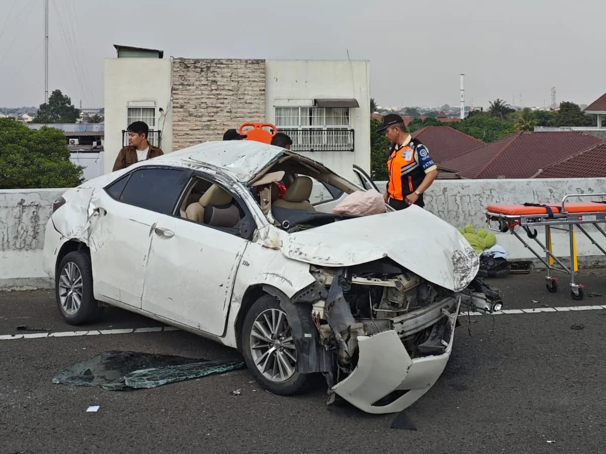 Kecelakaan beruntun melibatkan tiga unit mobil di Tol Becakayu. (Sumber: Istimewa)