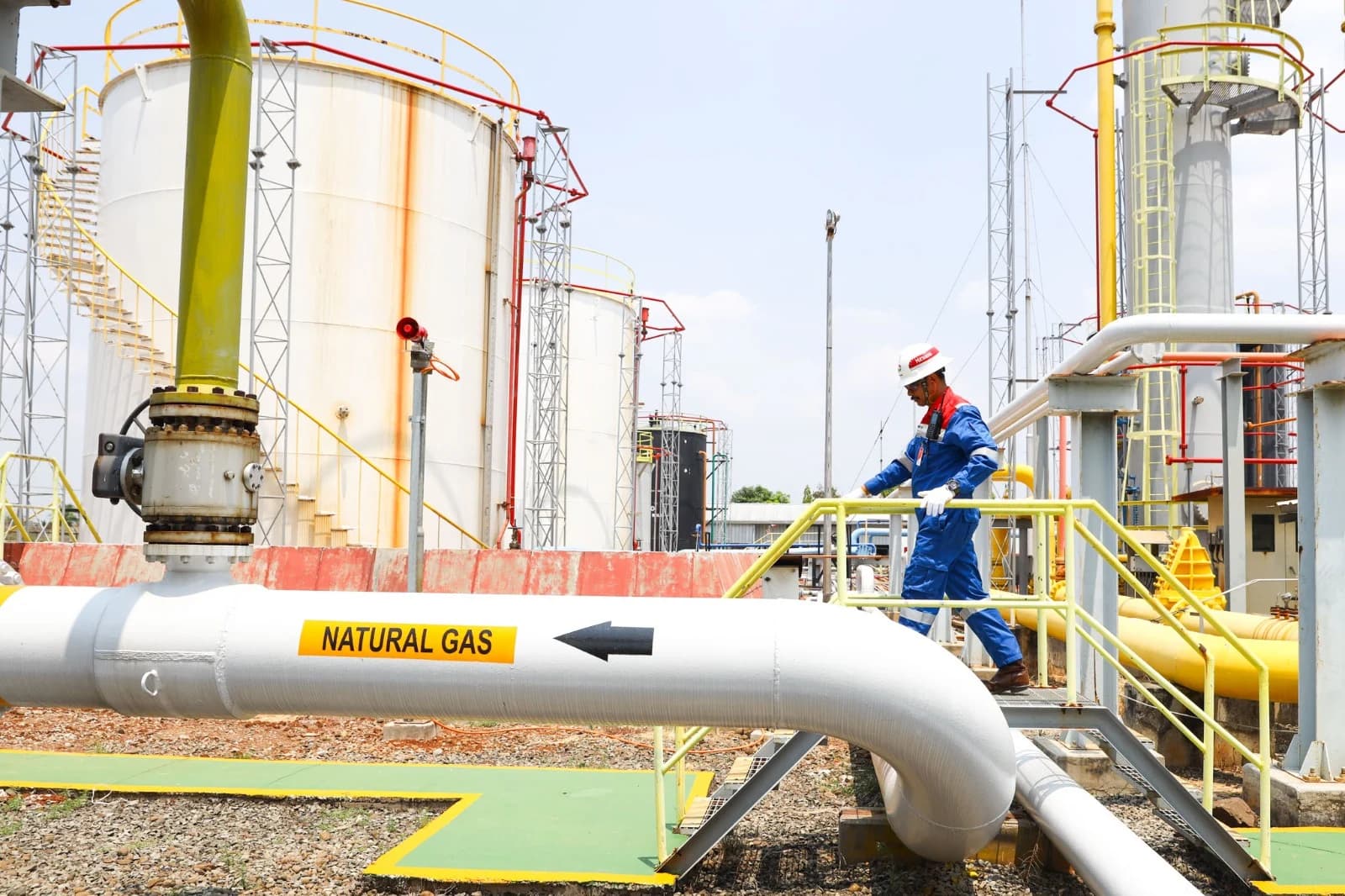 Petugas Pertamina di lapangan.