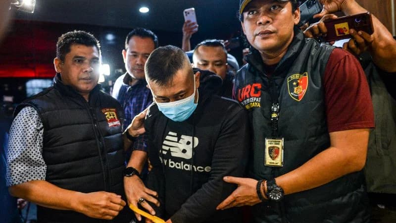 Petugas menggiring tersangka kasus dugaan penyekapan dan penganiayaan berat Taufik Hidayat (tengah) setibanya di Polda Jabar, Bandung.