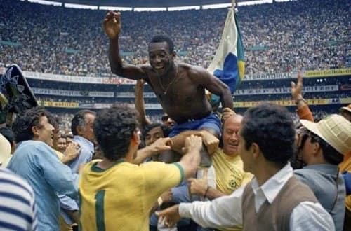 Legenda sepak bola dunia dari Brasil Edson Arantes do Nascimento atau lebih dikenal dengan nama Pelé