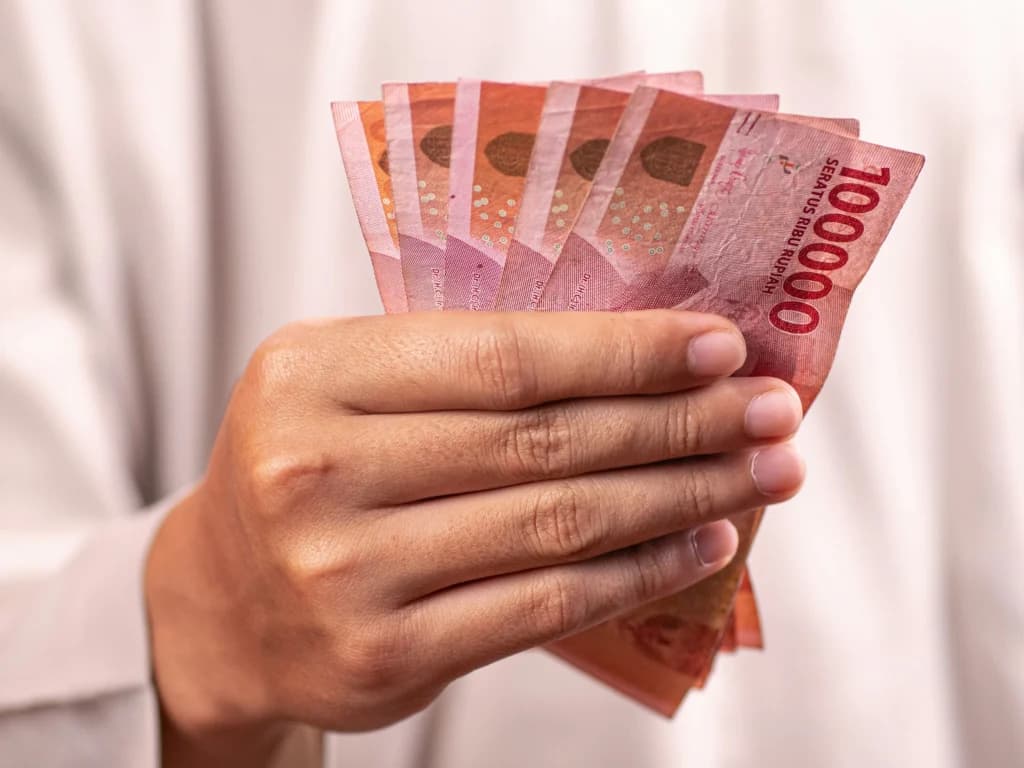 Ilustrasi Rupiah dan Pendapatan. (Sumber: Unsplash/ Defrino Maasy)