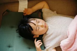 Anak Sering Tidur di Lantai Dingin Bikin Paru-Paru Basah? Dokter Ungkap Faktanya