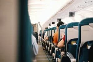 Tips Sehat Naik Pesawat Saat Libur Sekolah, Cegah Nyeri Telinga, Pusing, dan Dehidrasi
