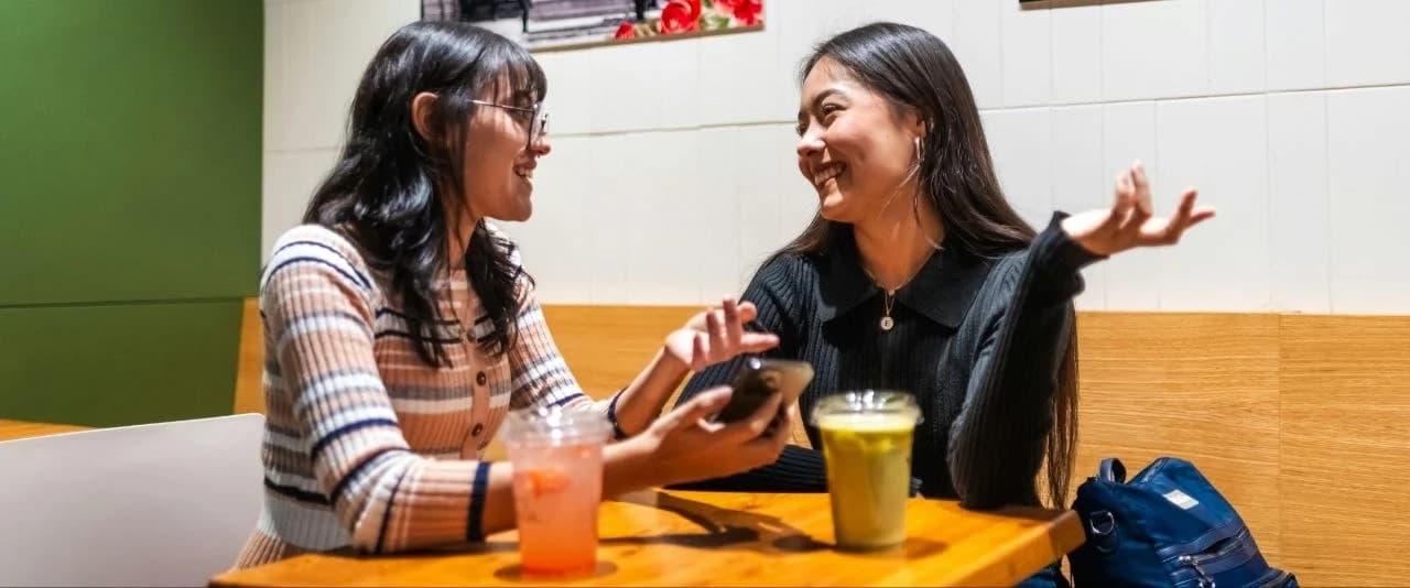 Aneh Tapi Nyata: Banyak Orang Lebih Nyaman Cerita ke Orang Asing