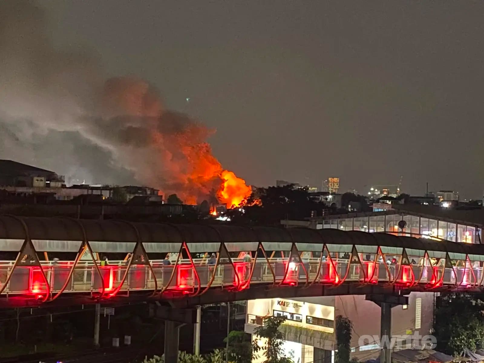 Kebakaran rumah di Kebayoran Lama, Jakarta Selatan, menyebabkan asap mengepul, Selasa, 28 Juli 2026,