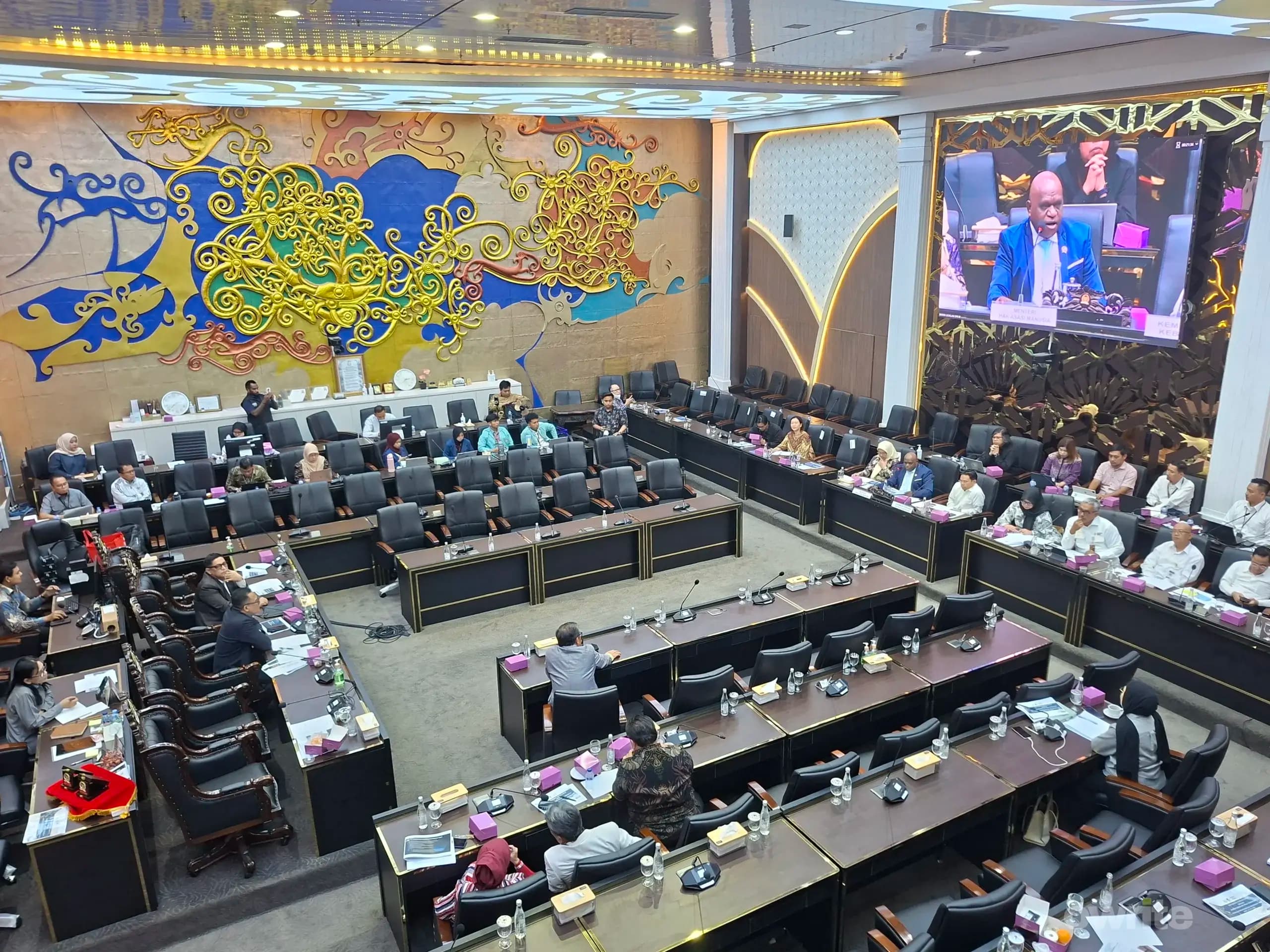 Menteri HAM Natalius Pigai dalam rapat bersama Baleg DPR di Kompleks Parlemen, Jakarta, 15 Juli 2026.