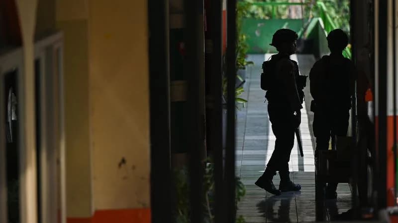 Personel Gegana Brimob Polda Metro Jaya berjaga saat proses penyisiran di SDN Srengseng Sawah 15.