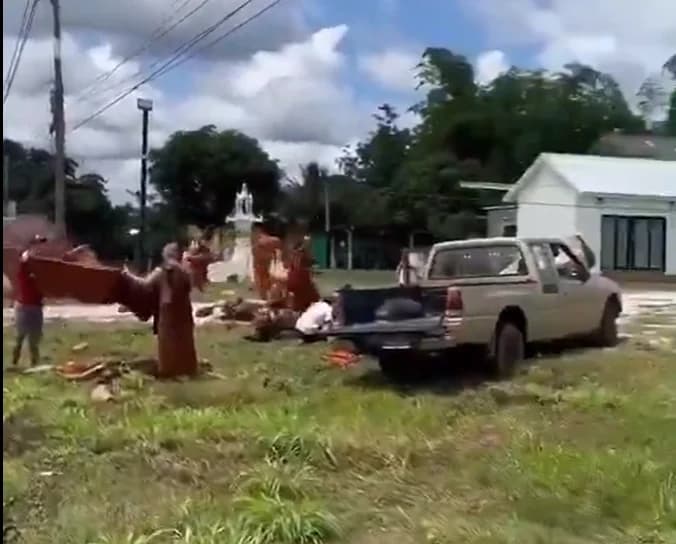Tangkapan layar video kecelakaan rombongan ditabrak truk oleh anak berusia 11 tahun di Thailand