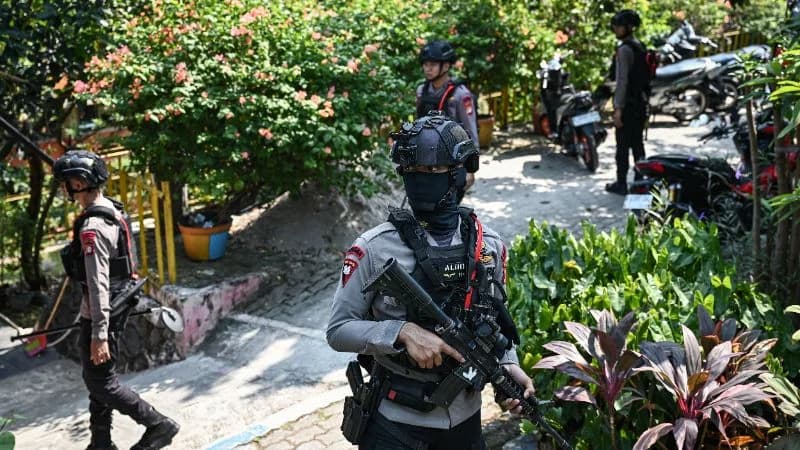 Personel Gegana Brimob Polda Metro Jaya berjaga saat proses penyisiran setelah adanya ancaman dugaan teror bom di SDN Srengseng Sawah 15 Pagi, Jagakarsa, Jakarta, Senin (13/7/2026).