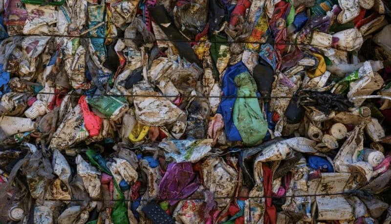 Ilustrasi limbah tekstil akibat fast fashion (unsplash engin akyurt)