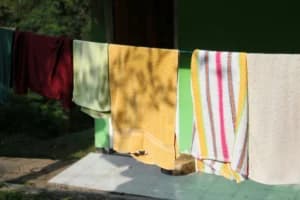 Jangan Tunggu Bau! Ini Waktu yang Tepat untuk Mencuci Handuk Mandi