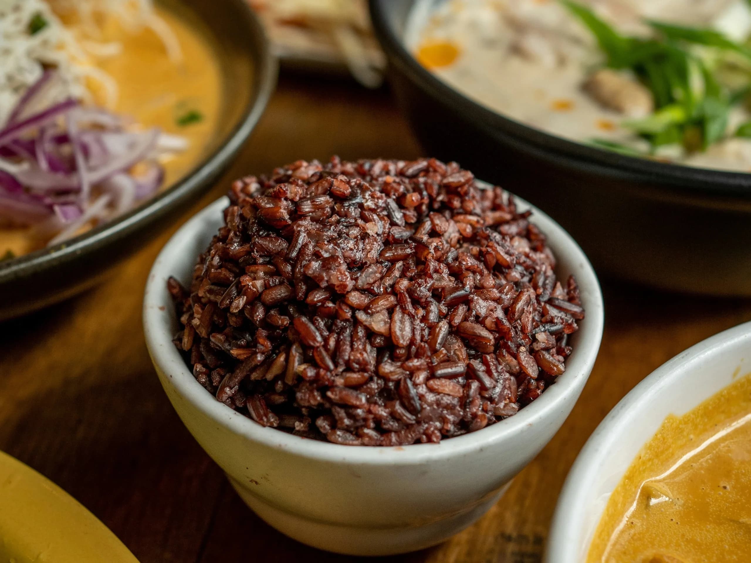 Semangkuk nasi merah. (Sumber: unsplash/Alexandra Tran)