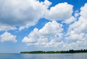 Jangan Salah Baca Langit Jakarta: Minggu Pagi Berawan Tebal, Malam Diprediksi Cerah