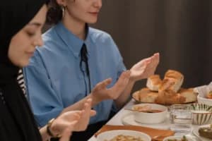 Bacaan Doa Sebelum dan Sesudah Makan Lengkap Arab, Latin, Arti, serta Adab Makan dalam Islam