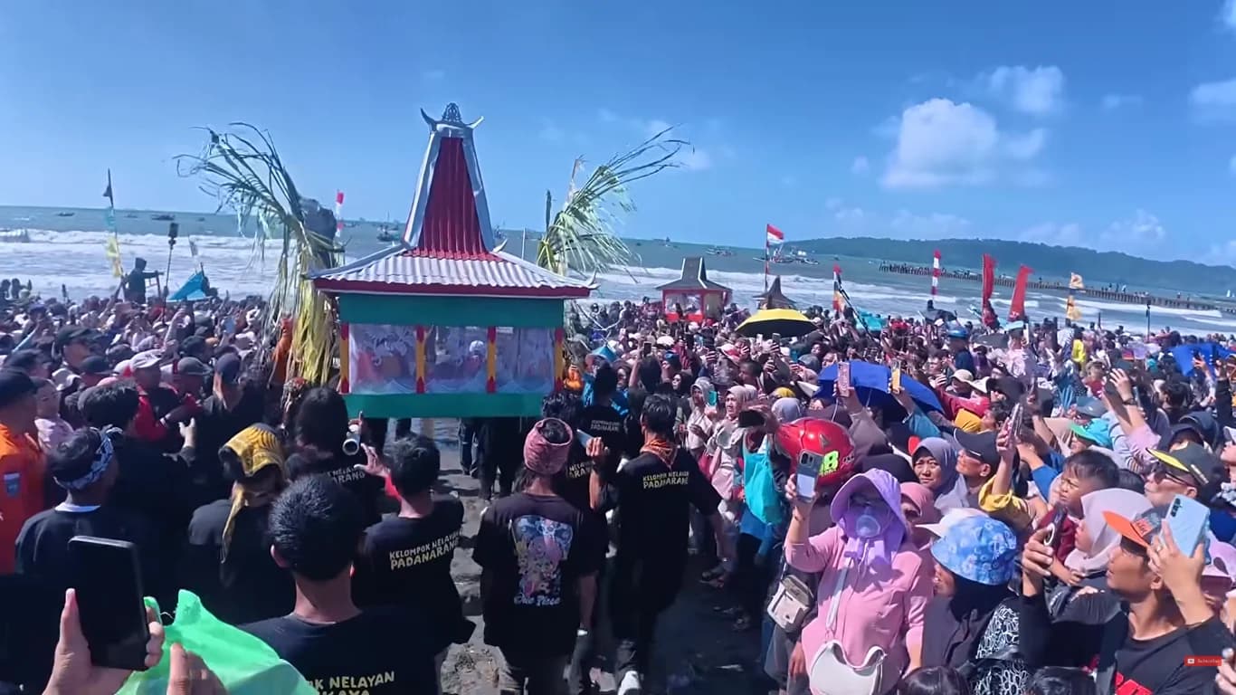 Proses pelarungan sedekah laut di Cilacap.