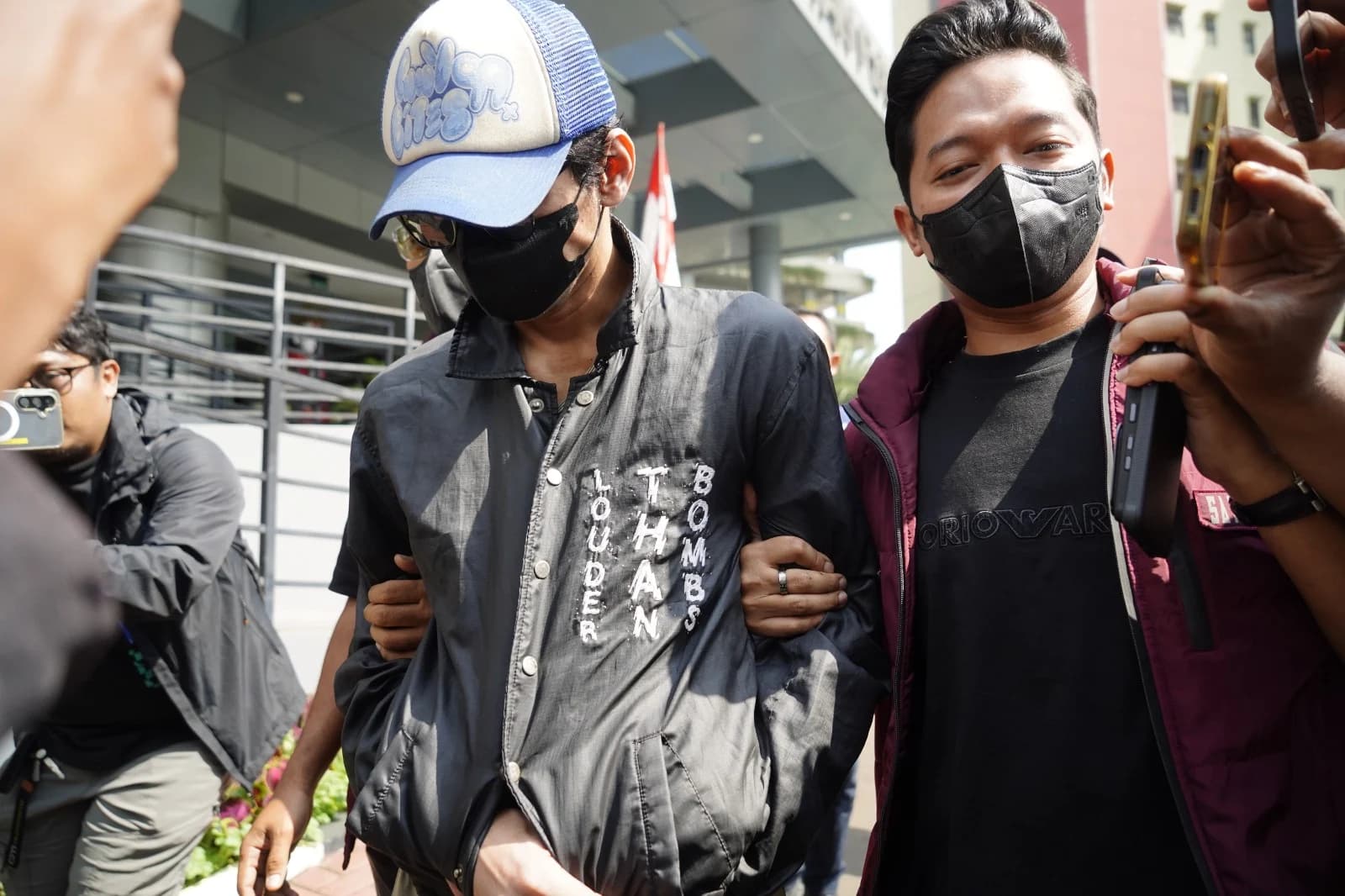 Aktor Revaldo Fifaldi menggunakan jaket hitam bertopi hendak menjalani tes kesehatan di Polres Metro Jakarta Barat.