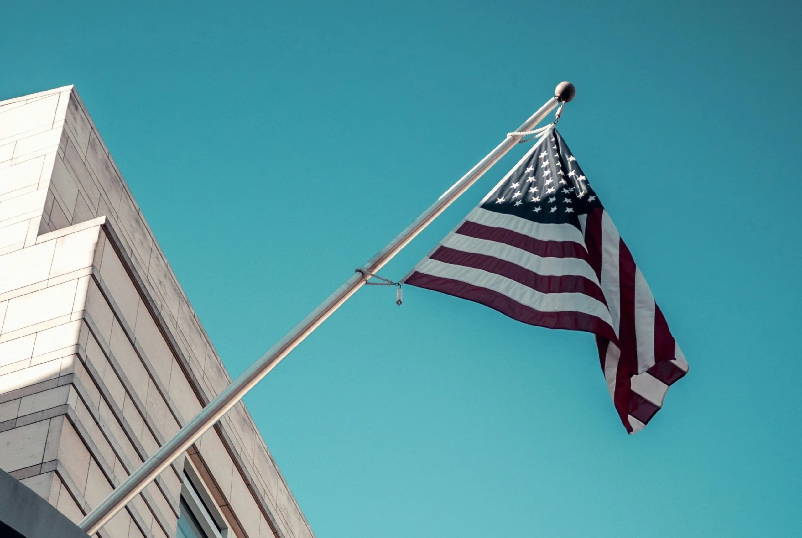 Bendera Amerika Serikat di salah satu Kedutaan Besar. (Sumber: Unsplash/Chris Kursikowski)