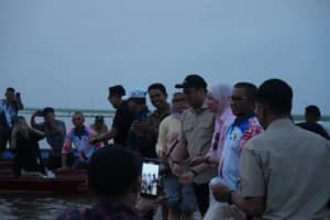 Bupati Kukar Tebar 1 Ton Benih Padi di Danau Semayang, Videonya Viral Bikin Netizen Heran
