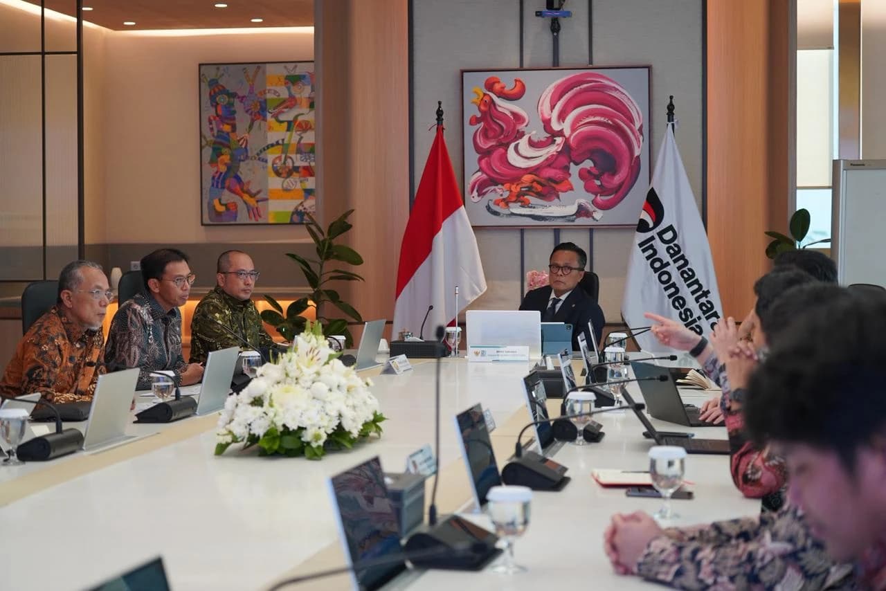 Kepala BP BUMN sekaligus COO Danantara Dony Oskaria (jas hitam) dalam pertemuan.