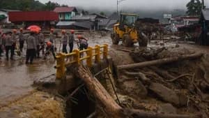 Banjir Bandang Hantam Solok, Kantor Bupati dan Jembatan Rusak, Warga Mengungsi