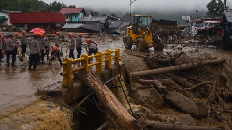 Banjir Bandang Hantam Solok, Kantor Bupati dan Jembatan Rusak, Warga Mengungsi