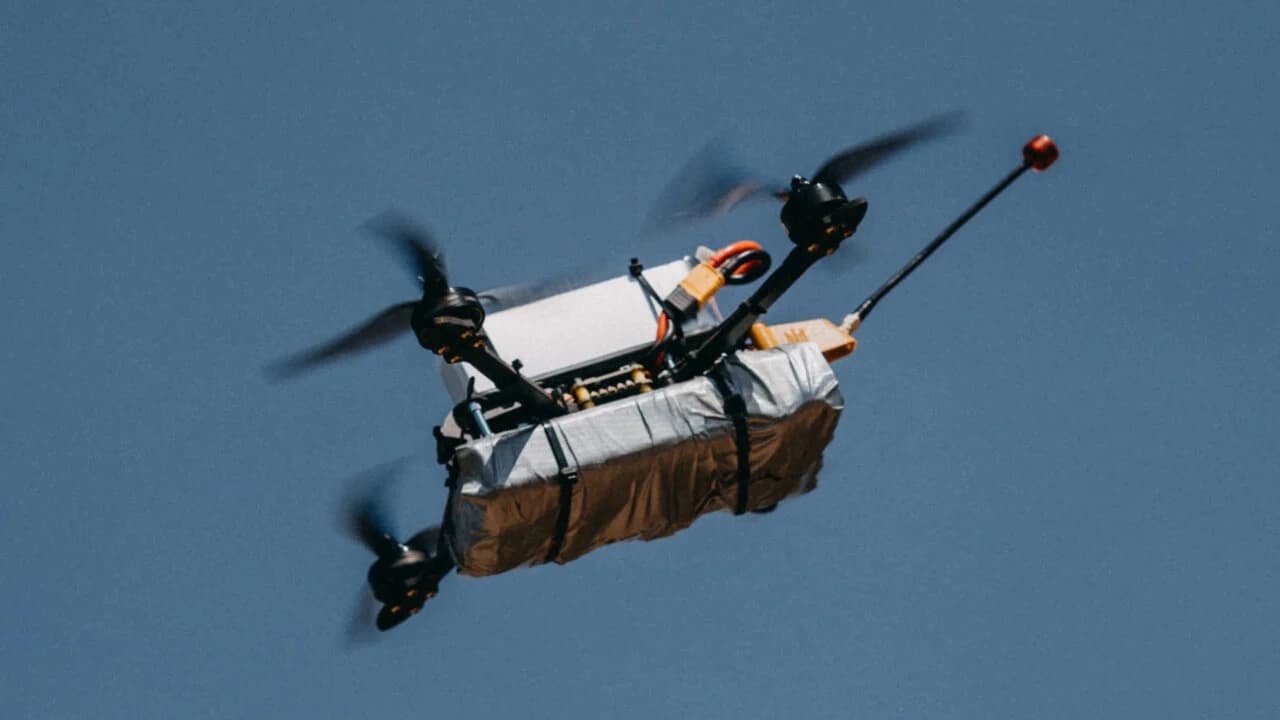 Dron terbang.