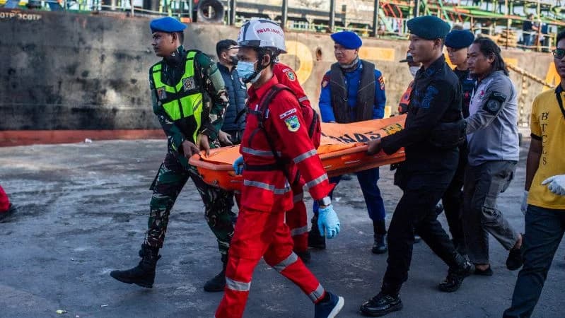 Tim SAR gabungan mengangkat kantong berisi jenazah korban kapal motor penumpang (KMP) Virgo Transport 8.