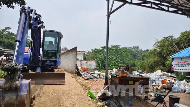 Klaster mewah di Lembaga Pemasyarakatan (Lapas) Kelas IIA Cibinong, Kabupaten Bogor, Jawa Barat, dibongkar menggunakan alat berat jenis excavator.