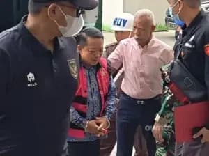 Senyum Tipis Febrie dan Tepukan Pria Misterius Jelang Pemeriksaan Asabri