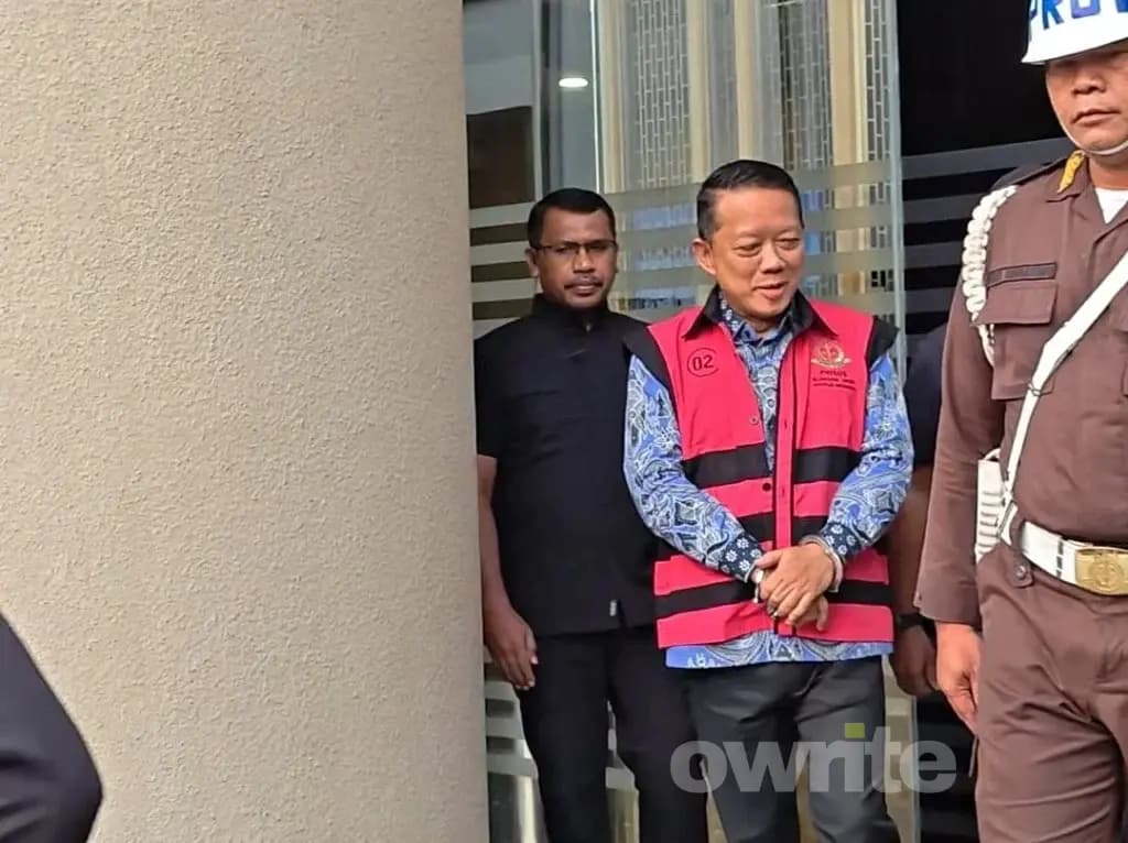 Eks Jampidsus Kejagung Febrie Adriansyah usai pemeriksaan sebagai tersangka kasus dugaan korupsi PT Asabri dan PT Asuransi Jiwasraya, 8 September 2026.